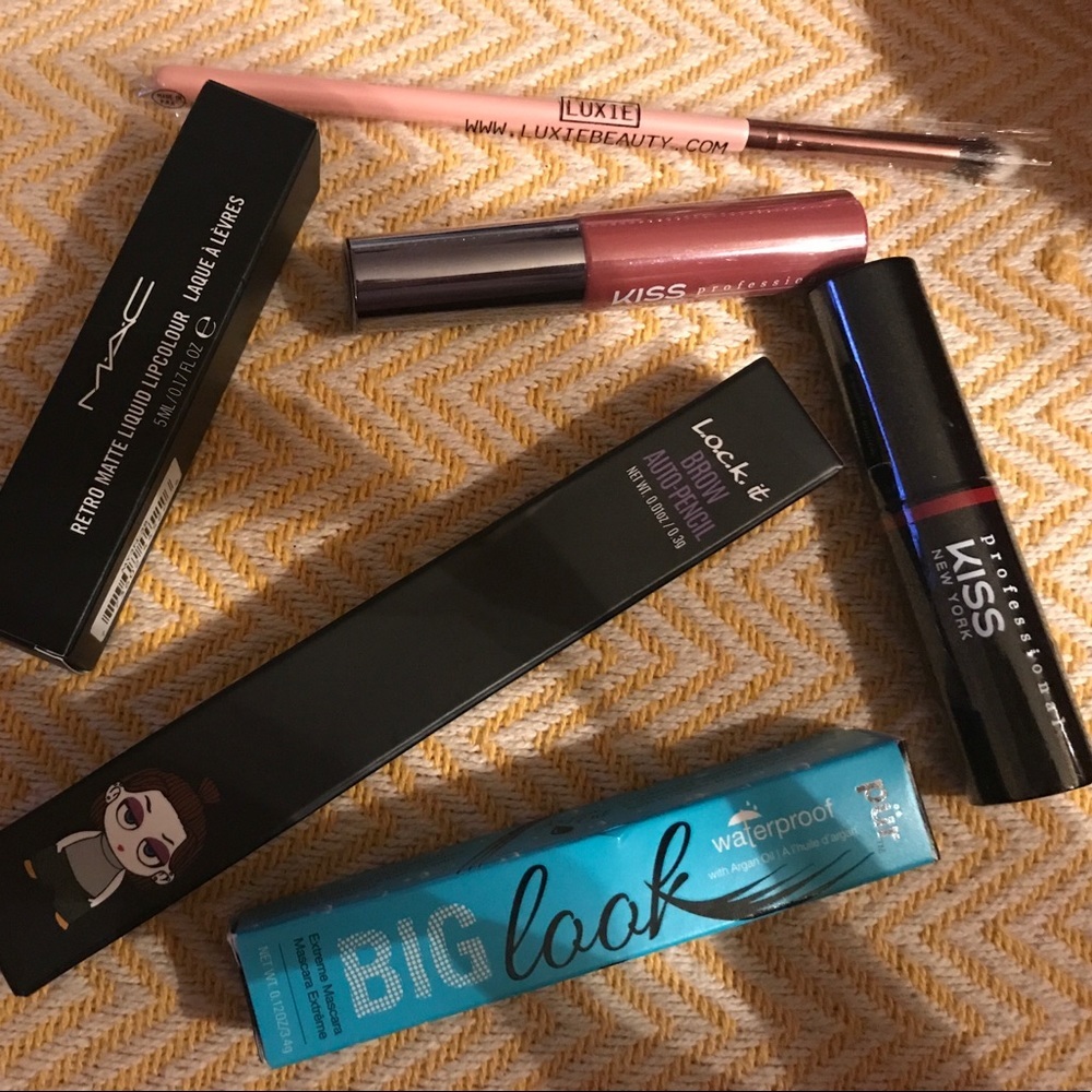 Bundle of makeup mac, kiss, pür etc